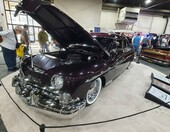 Śliwkowy Mercury z 1951 roku chopped z zębatą atrapą – lead sled na białym „śniegu” z otwartą maską w hali – zdjęcie 2