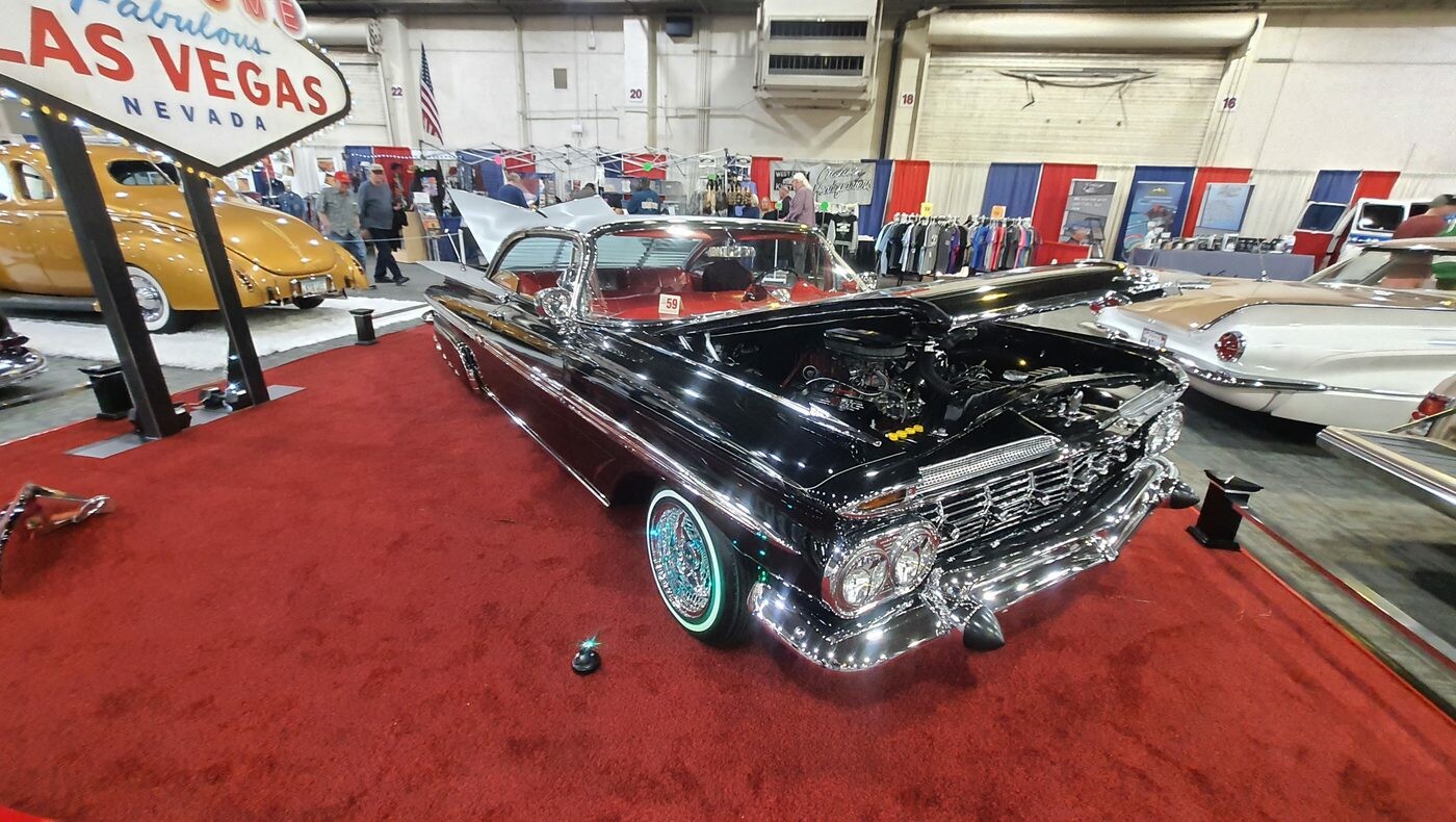 Czarny Chevrolet Impala z 1959 roku lowrider z otwartą maską – zielone druciane felgi pod znakiem Las Vegas