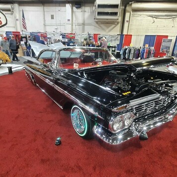 Czarny Chevrolet Impala z 1959 roku lowrider z otwartą maską – zielone druciane felgi pod znakiem Las Vegas