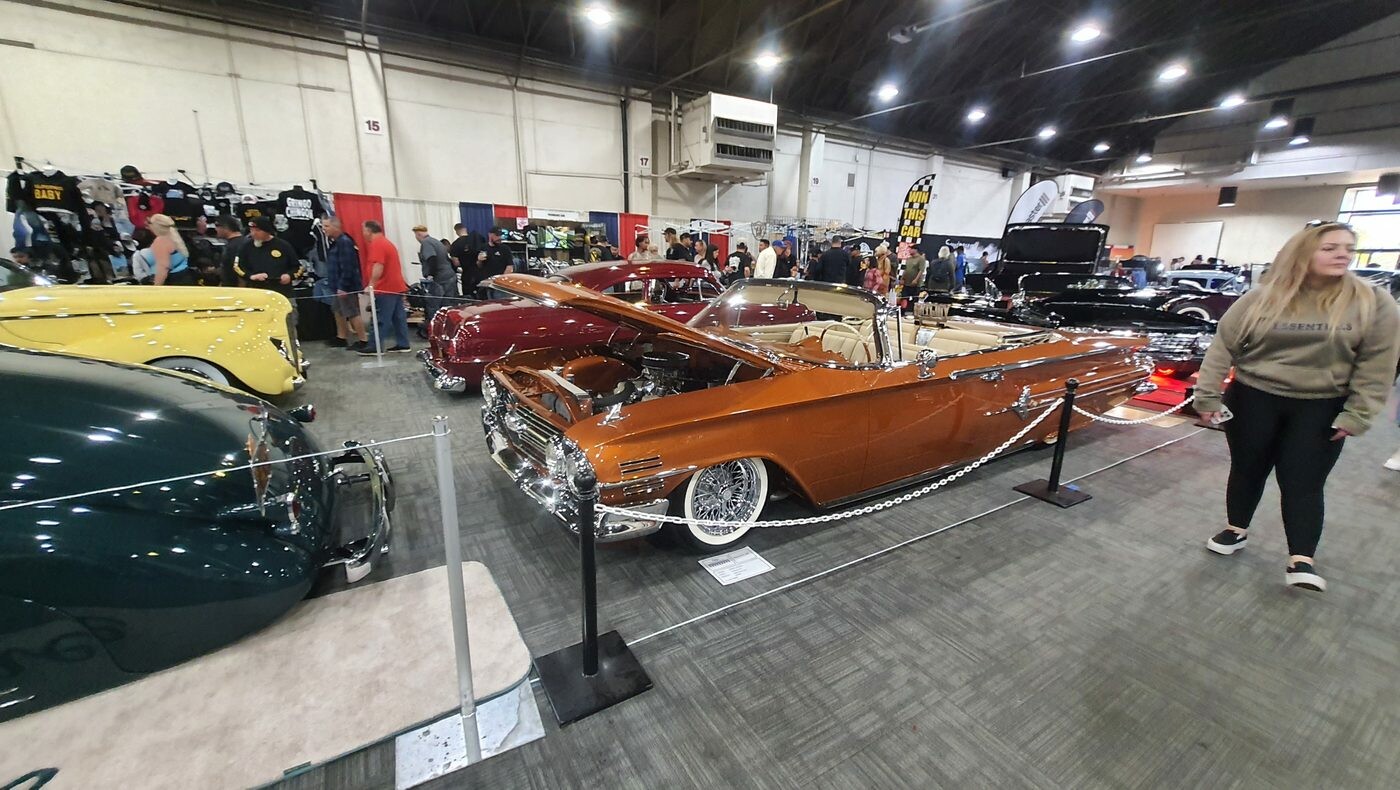 Miedziany Chevrolet Impala kabriolet z 1959 roku – lowrider ze skrzydłami i drucianymi felgami w hali
