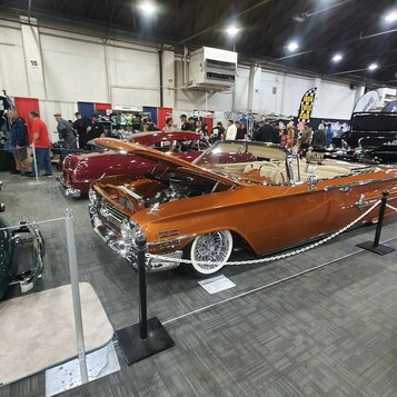 Miedziany Chevrolet Impala kabriolet z 1959 roku – lowrider ze skrzydłami i drucianymi felgami w hali