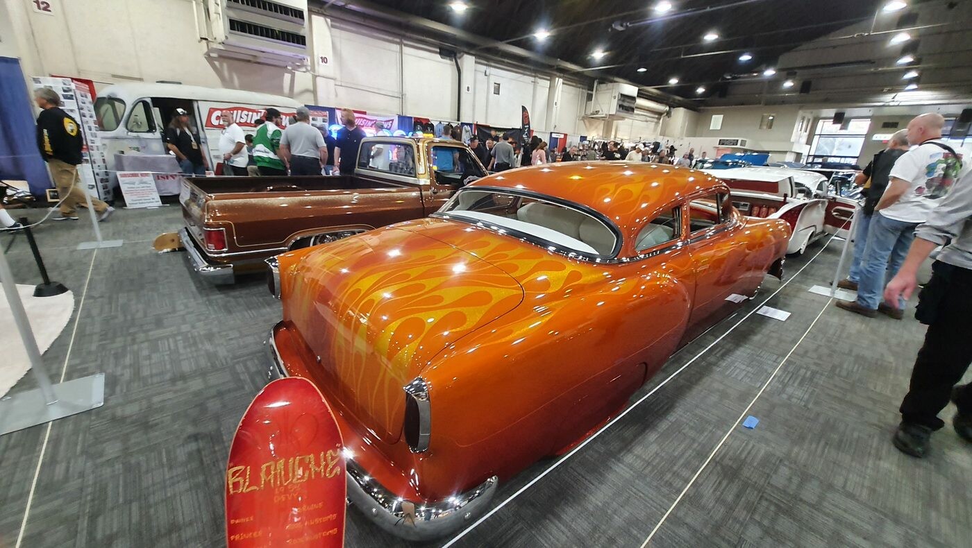 Pomarańczowy Chevrolet Bel Air z 1954 roku chopped w płomieniach – kustom candy na hali zlotu