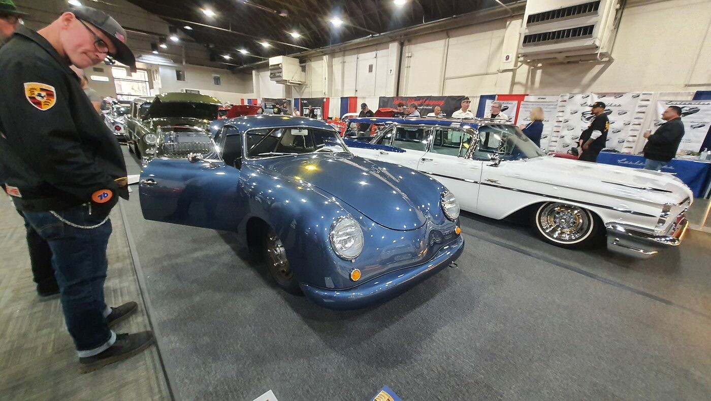 Granatowe Porsche 356 coupe w hali zlotu hot rodów – niemiecki klasyk wśród amerykańskich kustomów