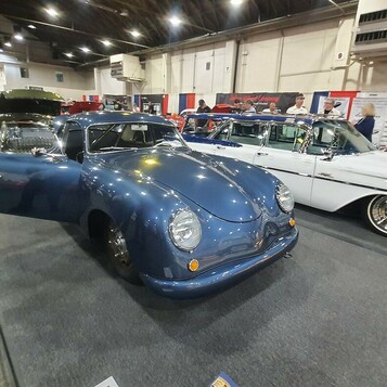Granatowe Porsche 356 coupe w hali zlotu hot rodów – niemiecki klasyk wśród amerykańskich kustomów
