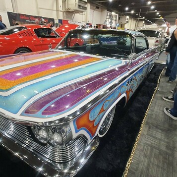 Chevrolet Impala z 1960 roku lowrider w metalflake – panele, pasy i koronka w kilkunastu kolorach