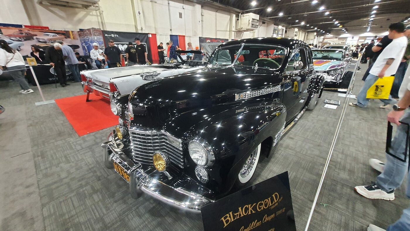 Czarny Cadillac Series 62 z 1941 roku „Black Gold” – bomb ze złotymi akcentami na drucianych kołach