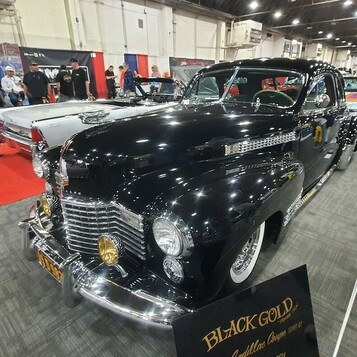 Czarny Cadillac Series 62 z 1941 roku „Black Gold” – bomb ze złotymi akcentami na drucianych kołach