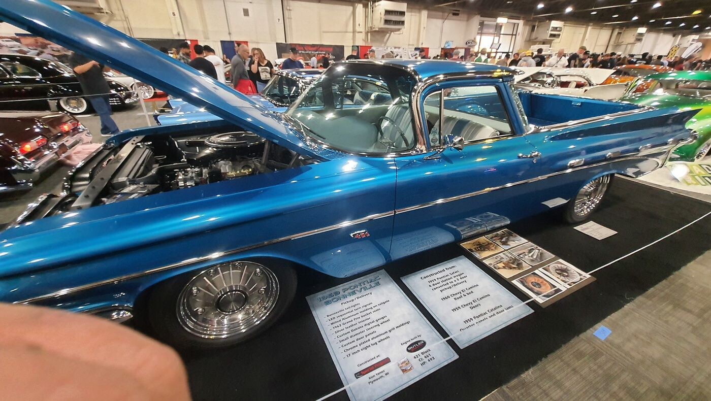 Niebieski Chevrolet El Camino z 1959 roku lowrider z otwartą maską – skrzydła i chrom na drucianych felgach