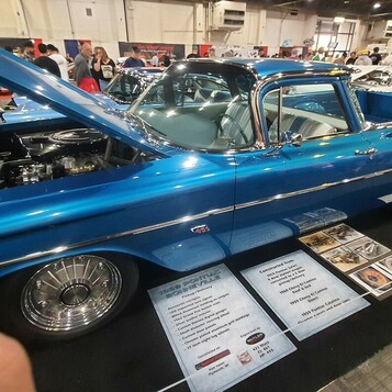 Niebieski Chevrolet El Camino z 1959 roku lowrider z otwartą maską – skrzydła i chrom na drucianych felgach