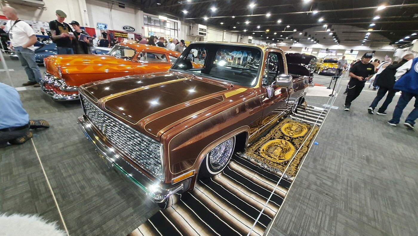 Brązowo-złoty Chevrolet C10 square body lowrider – panele, koronka i druciane felgi na pickupie z lat 70.