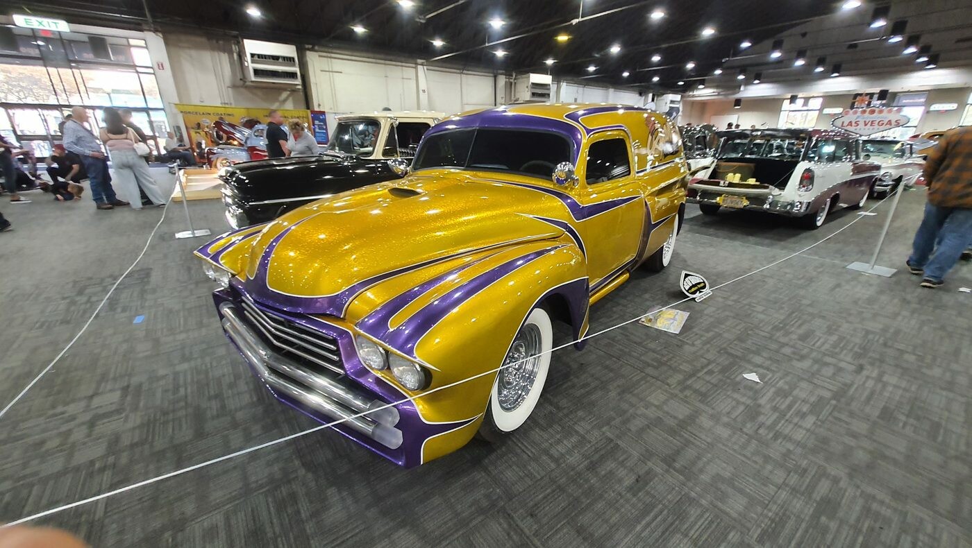 Złoty metalflake Chevrolet sedan delivery z 1947 roku z fioletowymi scallopsami – chopped kustom na drucianych kołach