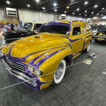 Złoty metalflake Chevrolet sedan delivery z 1947 roku z fioletowymi scallopsami – chopped kustom na drucianych kołach