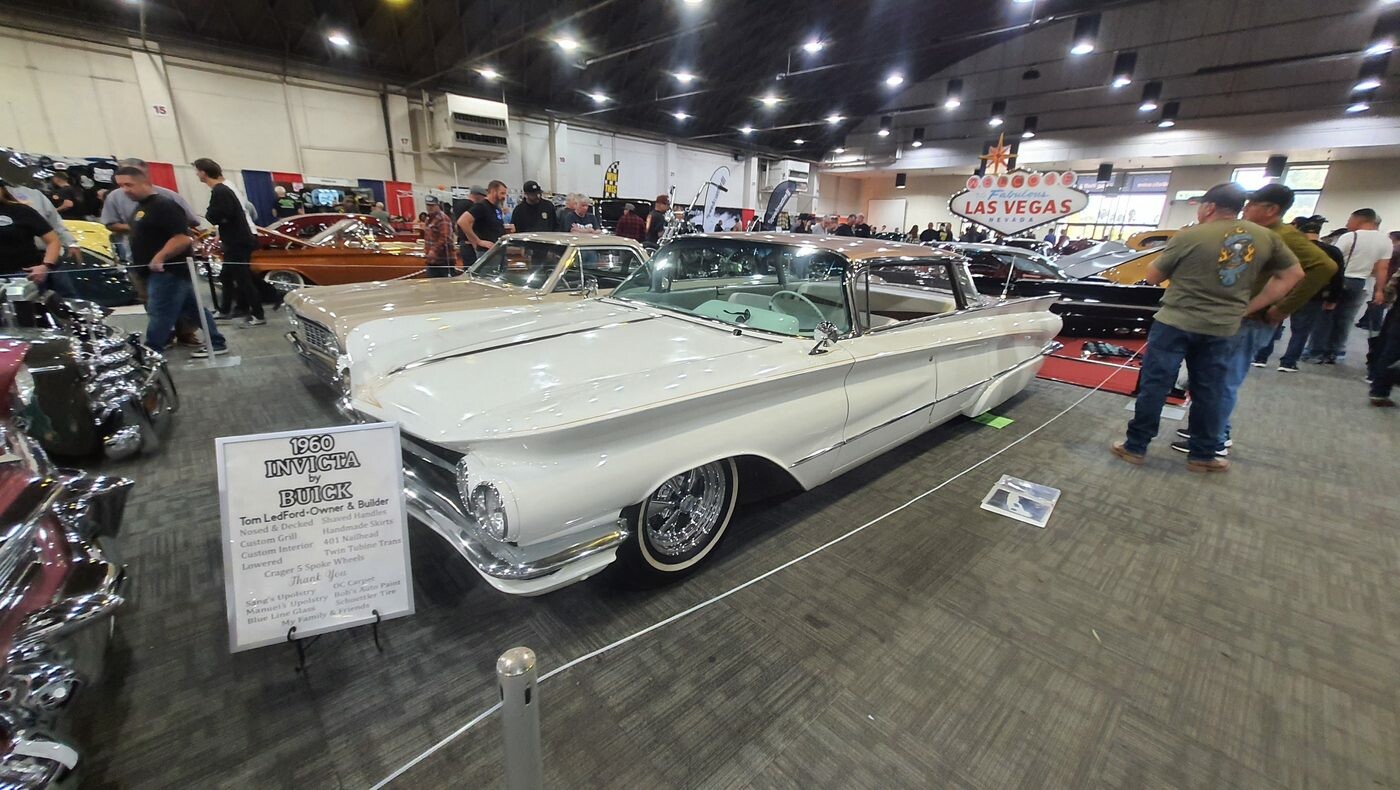 Biały Buick Invicta kabriolet z 1960 roku lowrider – wielki otwarty Buick na drucianych felgach w hali