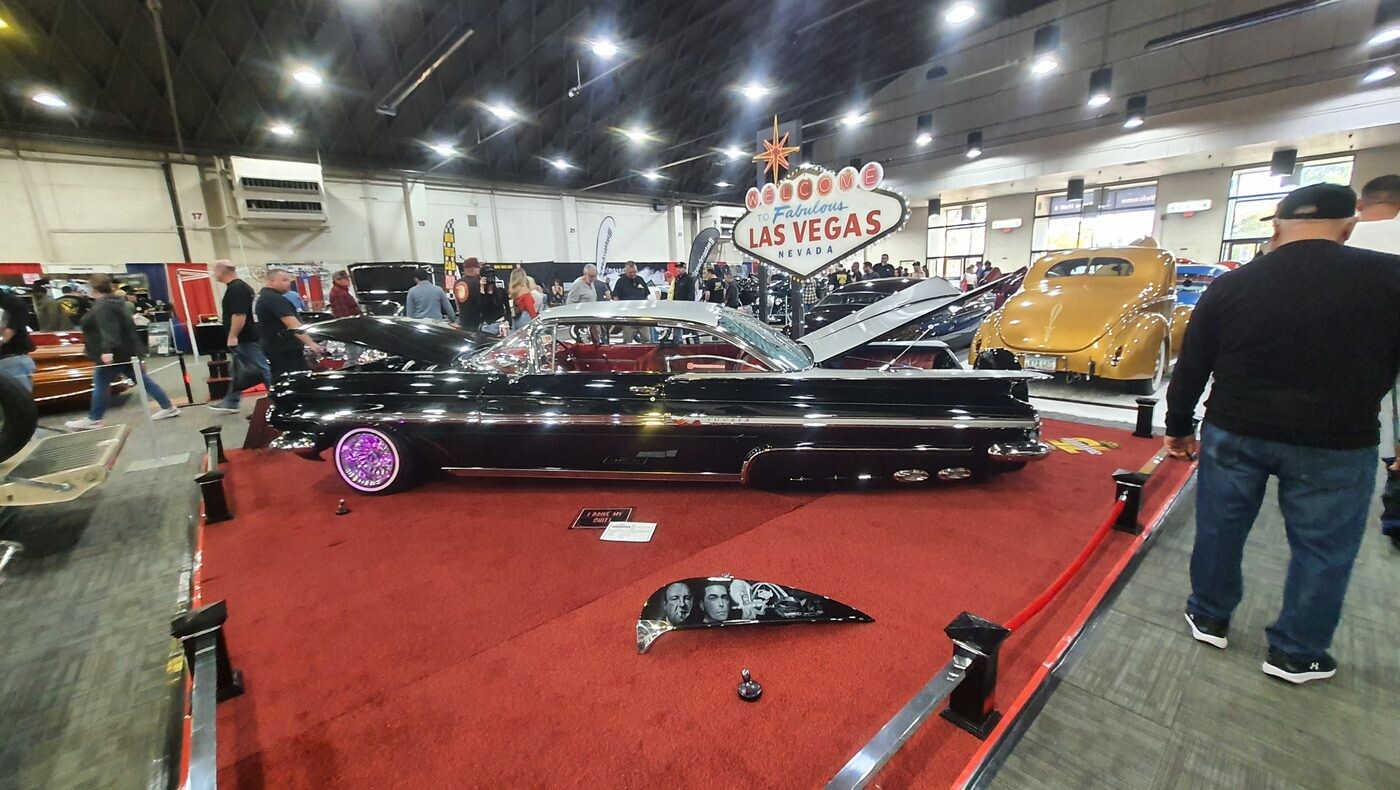 Czarny Chevrolet Impala z 1958 roku lowrider na czerwonym dywanie – pierwszy rocznik Impali pod znakiem Las Vegas