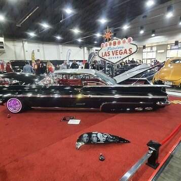 Czarny Chevrolet Impala z 1958 roku lowrider na czerwonym dywanie – pierwszy rocznik Impali pod znakiem Las Vegas
