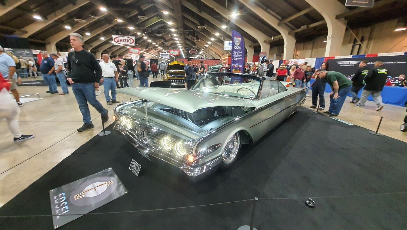 Srebrnozielony Chevrolet Impala kabriolet z 1958 roku – pierwsza Impala z opuszczonym dachem w głównej hali