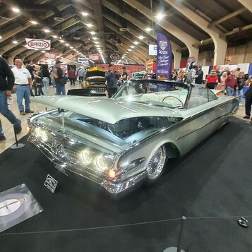 Srebrnozielony Chevrolet Impala kabriolet z 1958 roku – pierwsza Impala z opuszczonym dachem w głównej hali