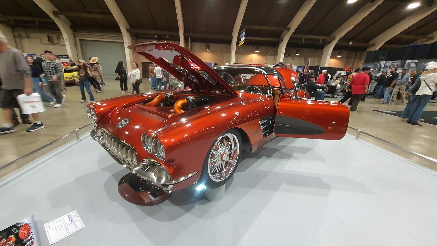 Miedziana Chevrolet Corvette C1 z 1960 roku w candy z otwartymi drzwiami – pierwsza generacja na polerowanych felgach