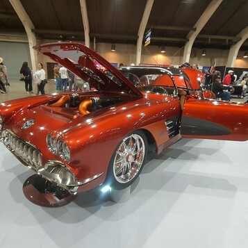 Miedziana Chevrolet Corvette C1 z 1960 roku w candy z otwartymi drzwiami – pierwsza generacja na polerowanych felgach