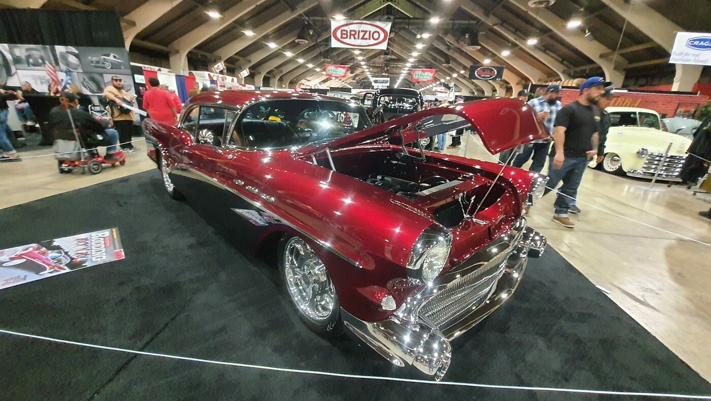 Czerwony candy Chevrolet Bel Air z 1957 roku z otwartą maską – „57 Chevy” klasy show z przodu i z boku