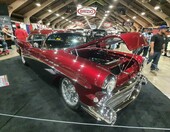 Czerwony candy Chevrolet Bel Air z 1957 roku z otwartą maską – „57 Chevy” klasy show z przodu i z boku – zdjęcie 1