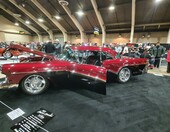 Czerwony candy Chevrolet Bel Air z 1957 roku z otwartą maską – „57 Chevy” klasy show z przodu i z boku – zdjęcie 2