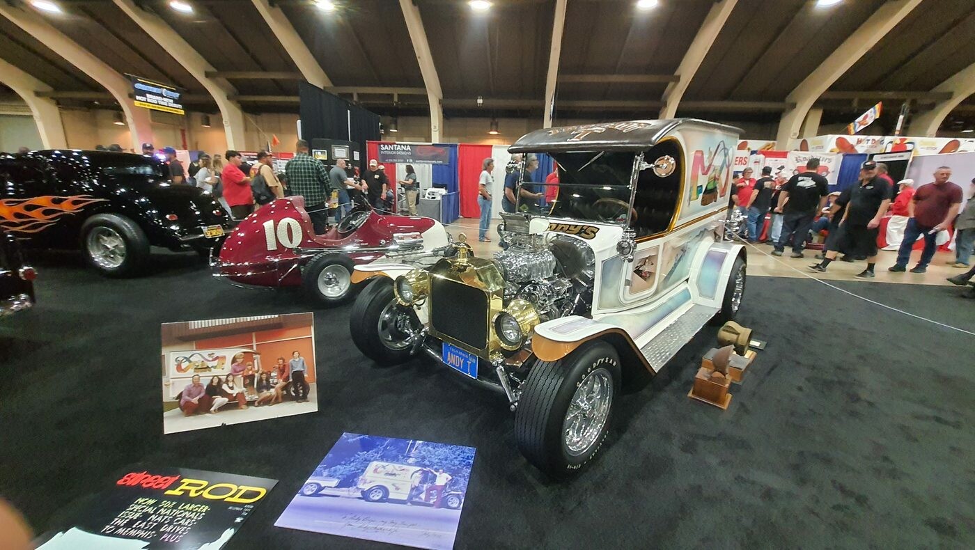 Perłowy show rod C-cab w stylu lat 60. – furgonetka Model T ze złotym silnikiem i drucianymi kołami w hali
