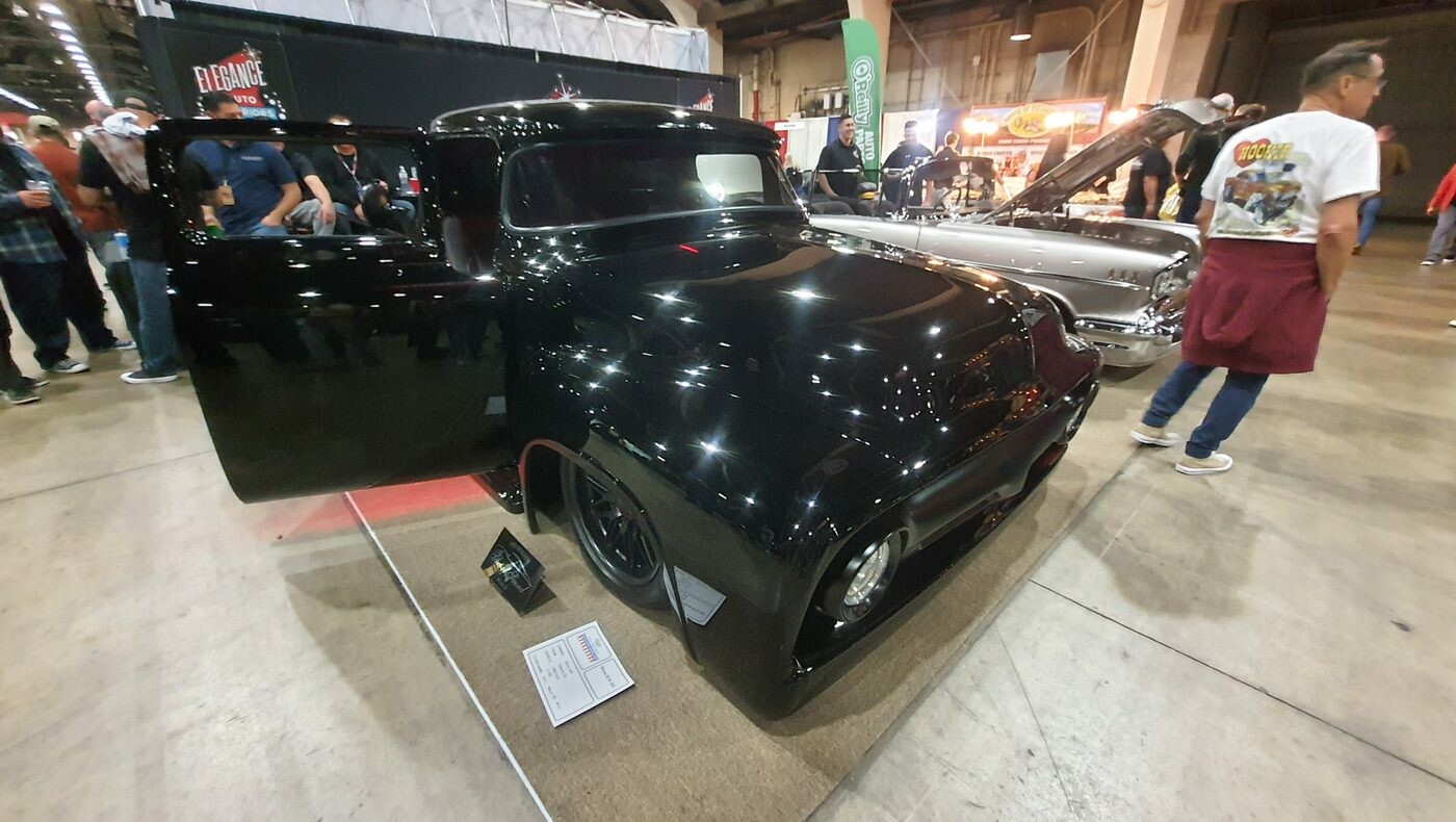 Czarny Ford F-100 z 1956 roku „smoothie” – pickup bez atrapy i klamek z otwartymi drzwiami w hali