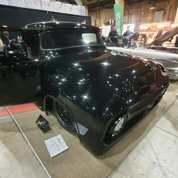 Czarny Ford F-100 z 1956 roku „smoothie” – pickup bez atrapy i klamek z otwartymi drzwiami w hali
