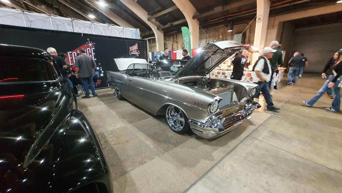 Srebrny Chevrolet Bel Air z 1957 roku z otwartą maską – „57 Chevy” w metaliku na polerowanych felgach w hali