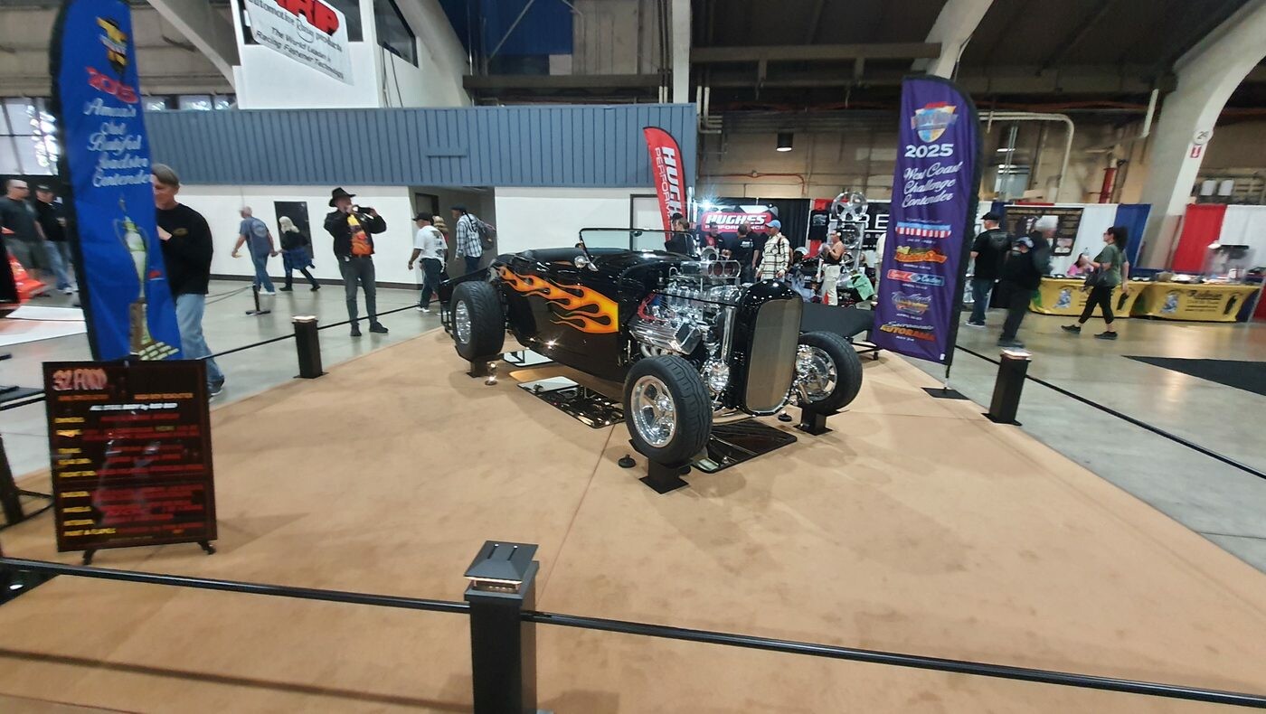 Czarny Ford roadster z chromowanym silnikiem na podeście – kandydat do nagrody America's Most Beautiful Roadster 2025