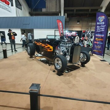 Czarny Ford roadster z chromowanym silnikiem na podeście – kandydat do nagrody America's Most Beautiful Roadster 2025