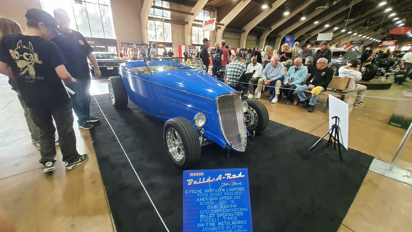 Niebieski Ford roadster z 1933 roku z pochyloną atrapą – kandydat do AMBR z tablicą budowniczych
