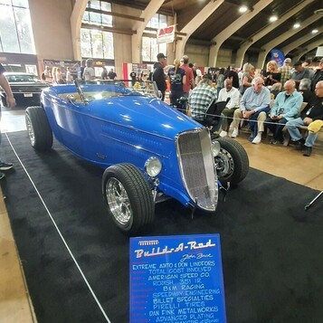 Niebieski Ford roadster z 1933 roku z pochyloną atrapą – kandydat do AMBR z tablicą budowniczych