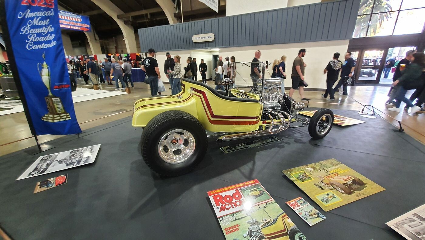 Żółty Ford Model T bucket z czerwono-czarnymi pasami – kandydat do AMBR z okładkami Rod Action