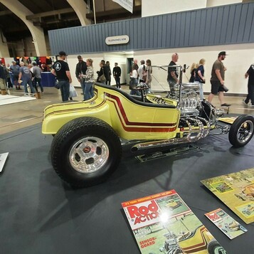 Żółty Ford Model T bucket z czerwono-czarnymi pasami – kandydat do AMBR z okładkami Rod Action