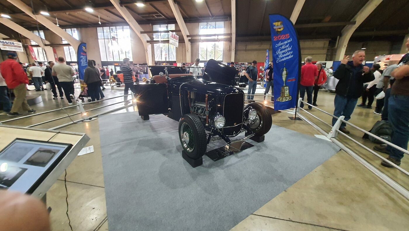 Czarny Ford roadster z 1932 roku z chromowaną atrapą na szarym dywanie – kolejny pretendent do nagrody AMBR