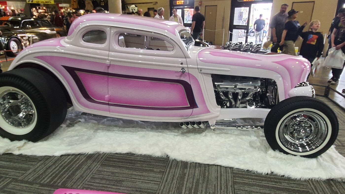 Różowo-biały Ford 3-window coupe z 1934 roku show rod – chopped hot rod na białym futrze w hali