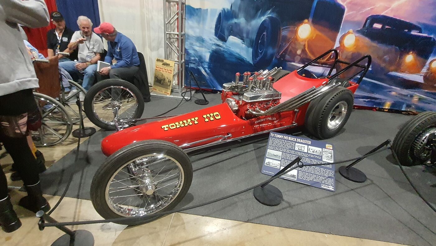 Czerwony dragster Tommy'ego Ivo – historyczna „proca” z silnikiem Buicka na stoisku w hali