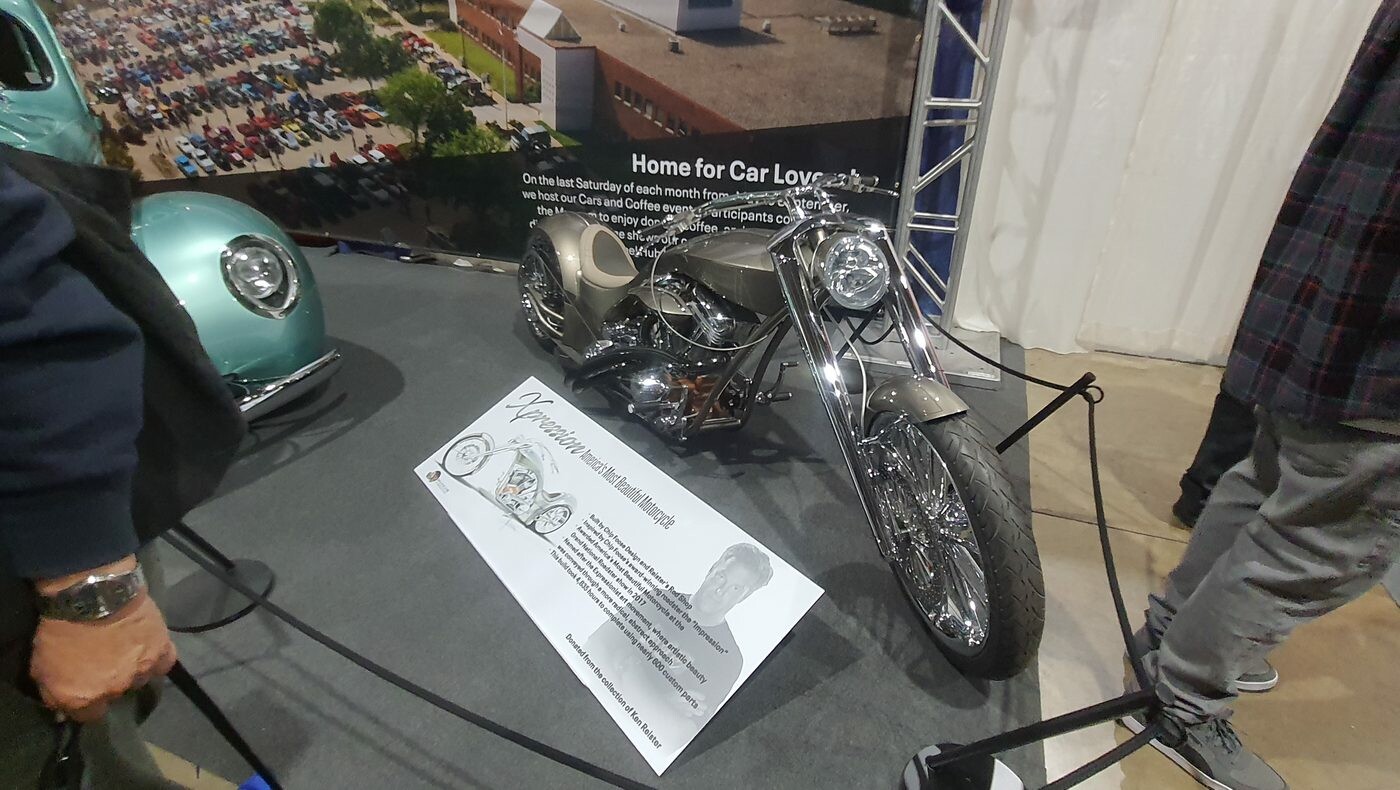 Chromowany bobber custom na stoisku – motocykl z ręcznie robionym zbiornikiem obok miętowego klasyka