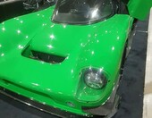 Zielony supersamochód z centralnym V8 i trąbami wtrysku – kit car w stylu prototypów Le Mans w hali zlotu – zdjęcie 1