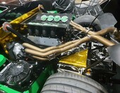 Zielony supersamochód z centralnym V8 i trąbami wtrysku – kit car w stylu prototypów Le Mans w hali zlotu – zdjęcie 2