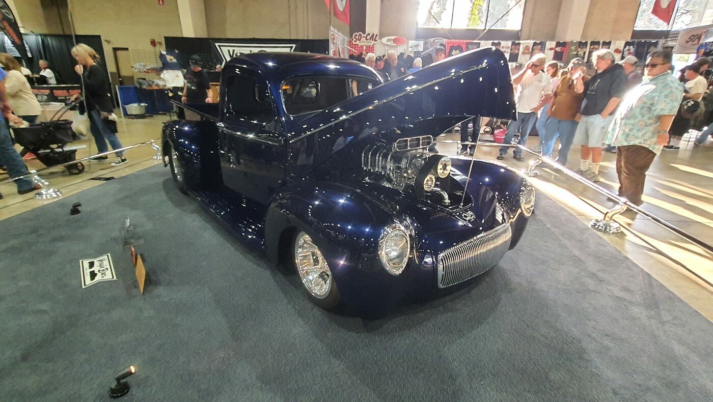 Granatowy Willys pickup z 1941 roku z kompresorem przez maskę – pro street na polerowanych felgach w hali