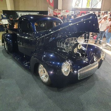 Granatowy Willys pickup z 1941 roku z kompresorem przez maskę – pro street na polerowanych felgach w hali