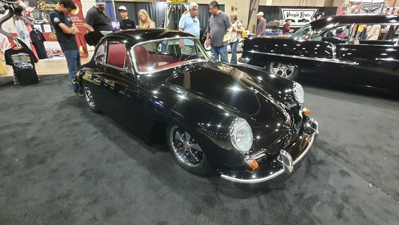 Czarne Porsche 356 coupe w stylu outlaw z czerwonym wnętrzem – obniżony klasyk z Zuffenhausen w hali zlotu