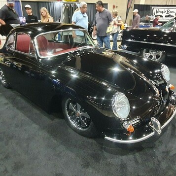 Czarne Porsche 356 coupe w stylu outlaw z czerwonym wnętrzem – obniżony klasyk z Zuffenhausen w hali zlotu