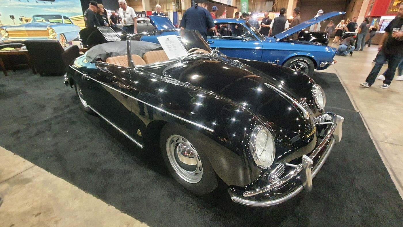 Czarne Porsche 356 Speedster z opuszczonym dachem – najbardziej pożądane otwarte Porsche na czarnym dywanie w hali