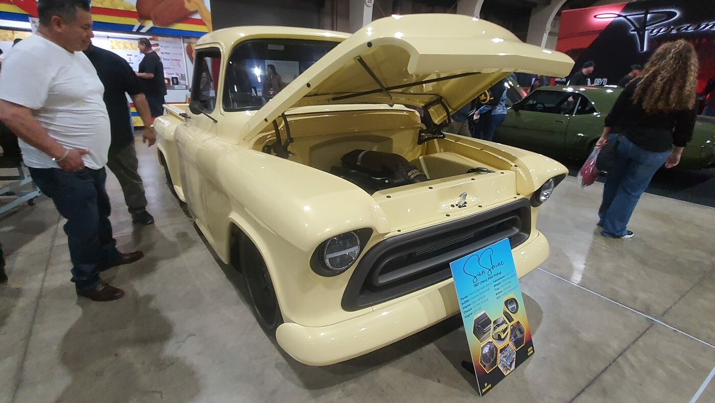 Kremowy Chevrolet Task Force z 1956 roku z otwartą maską – pickup smoothie z wygładzonym przodem w hali