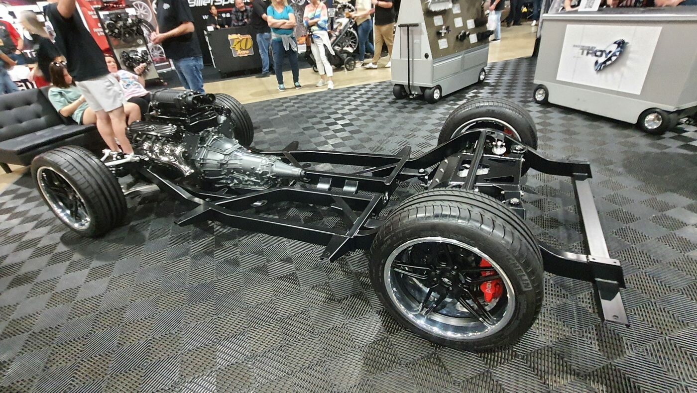 Nowoczesna rama pod muscle cara z silnikiem i czerwonymi zaciskami – rolling chassis na stoisku producenta