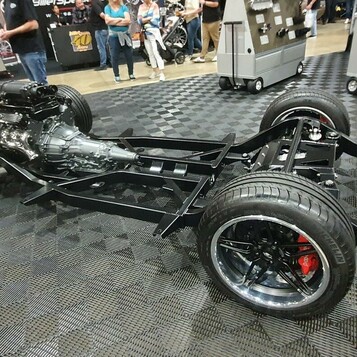 Nowoczesna rama pod muscle cara z silnikiem i czerwonymi zaciskami – rolling chassis na stoisku producenta